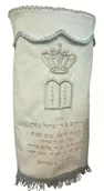 מעיל לספר תורה לבן עם פרנזים בצבע כסף