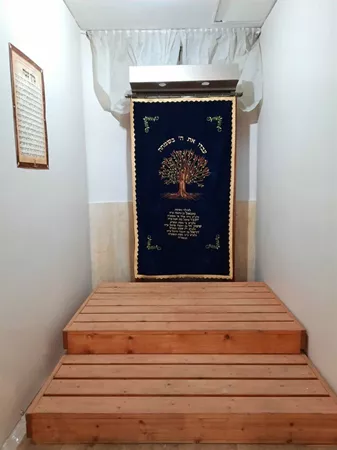 פרוכת לארון הקודש עיבדו את ה' בשמחה