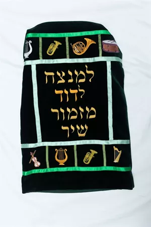 מעיל לספר תורה עם עיטור כלי נגינה