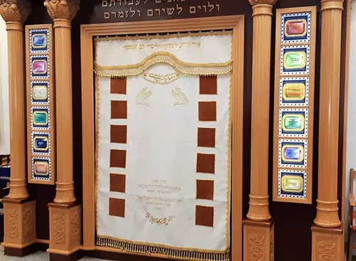 פרוכת בעיצוב עמודי החושן- ארון קודש